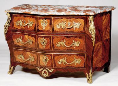 Commode galbée en placage de bois de rose...