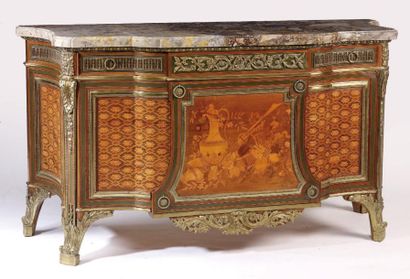 Belle commode d'apparat en placage de bois...
