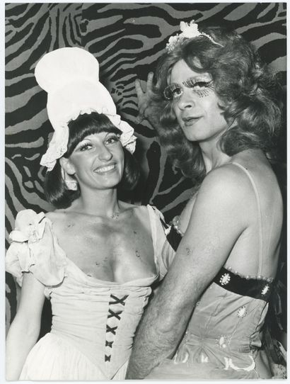 TRAVESTIS. Soirée interlope, circa 1980....