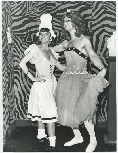 TRAVESTIS. Soirée interlope, circa 1980....
