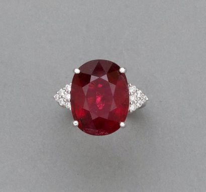 Bague en or gris, 750 MM, ornée d'une rubellite...