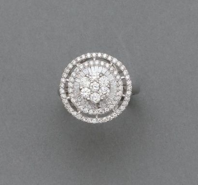 Bague ronde en or gris, ornée de brillants...