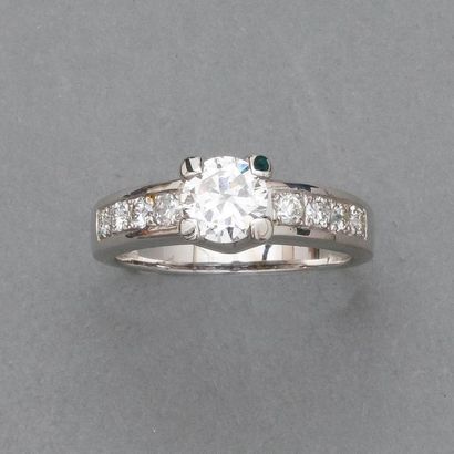 Bague solitaire en or gris, 750 MM, centrée...