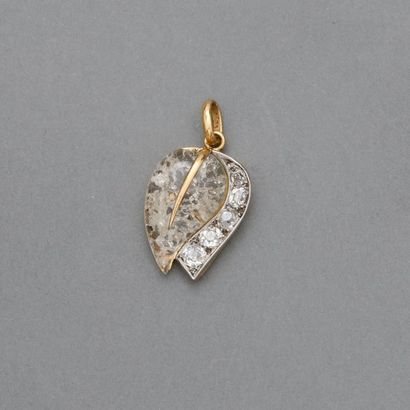 Pendentif dessinant deux feuilles d'or jaune,...
