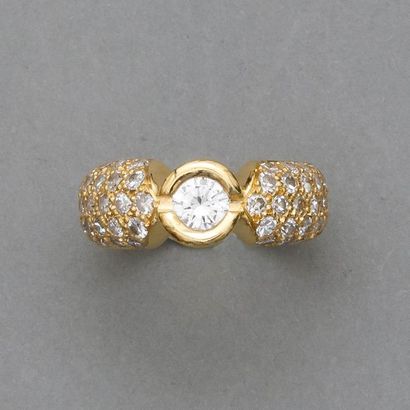 Bague en or jaune, 750 MM, ornée d'un diamant...