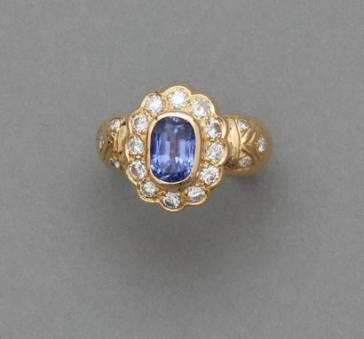 Bague en or jaune, 750 MM, centrée d'un saphir...
