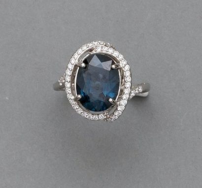 Bague en or gris, 750 MM, centrée d'une jolie...