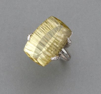 Bague en or gris, 750 MM, ornée d'un quartz...
