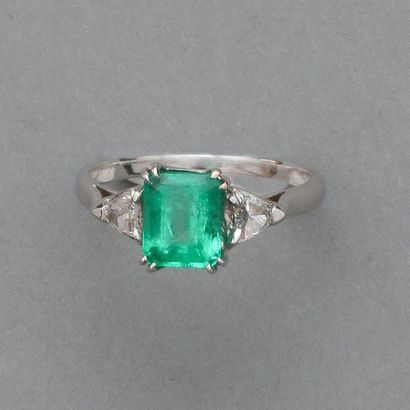 Bague en or gris, 750 MM, ornée d'une émeraude...