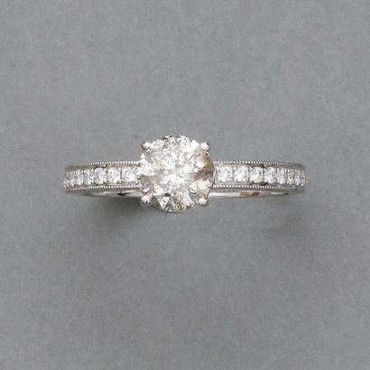 Bague solitaire en or gris, 750 MM, centrée...
