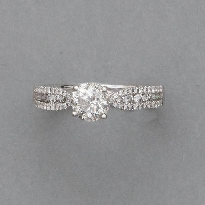 Bague solitaire en or gris, 750 MM, centrée...