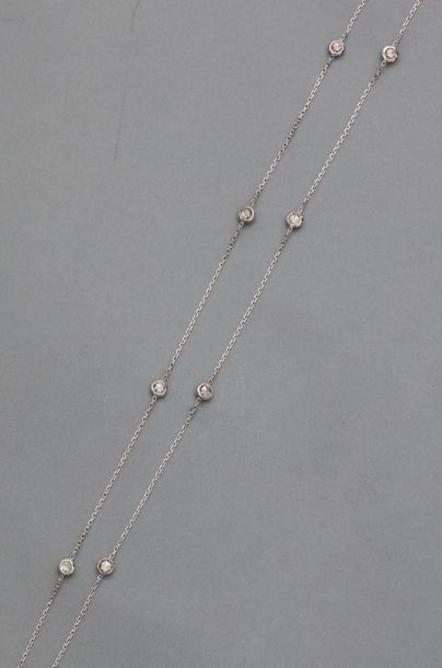 Long collier d'or gris, 750 MM, orné de vingt...