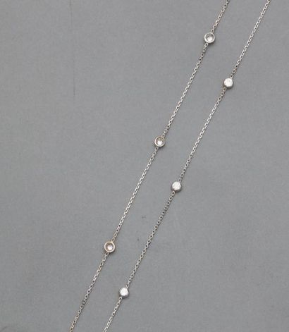 Long collier d'or gris, 750 MM, orné de douze...