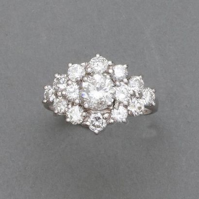 Jolie bague en or gris, 750 MM, centrée d'un...