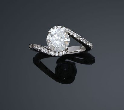 Bague solitaire en or gris, 750 MM, ornée...