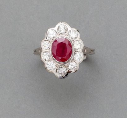 Bague en or gris, 750 MM, centrée d'un rubis...