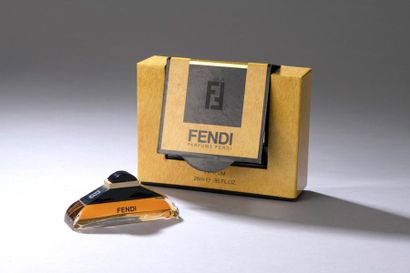 FENDI - (Années 1990).



Présenté dans son...