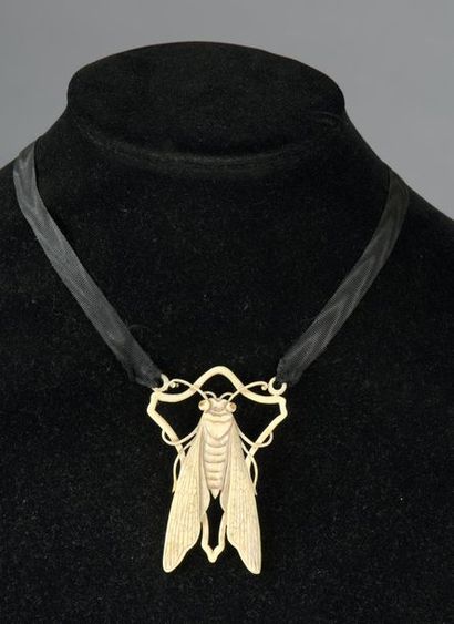 Travail français Art Nouveau - (Années 1890-1900).



Pendentif...