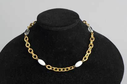 CHANEL.



Collier en métal doré et quatre...