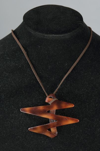 Pierre CARDIN - (Années 1970).



Pendentif...