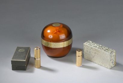 REVLON - (1963).



Deux étuis de rouges...