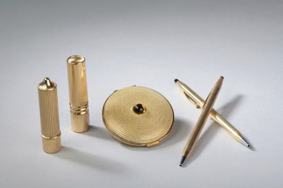 REVLON - (1963).



Lot comprenant deux étuis...