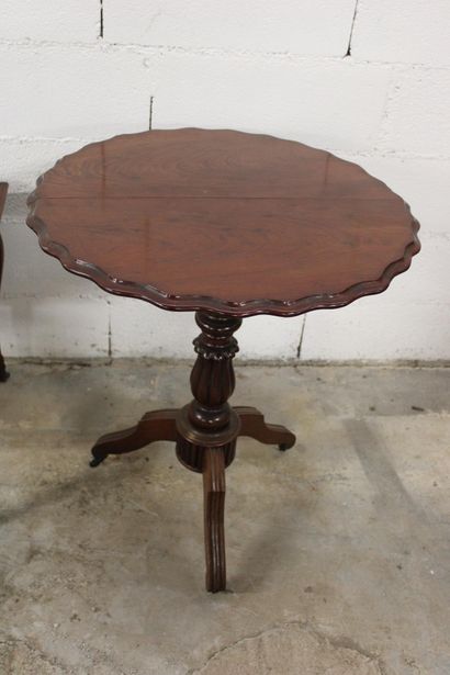 Round pedestal table in dark wood, scalloped...