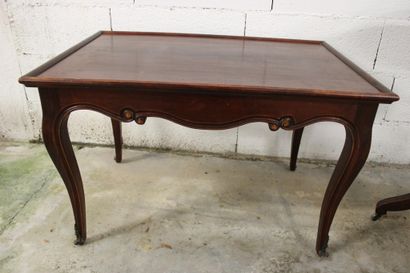 Round pedestal table in dark wood, scalloped...