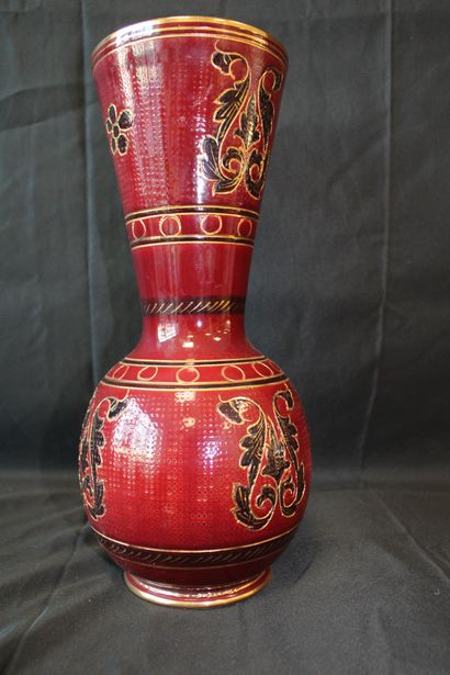 Italian vase 210/30, horn, chipping on base,...