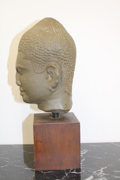Buddha head in resin on wooden base 29x9...