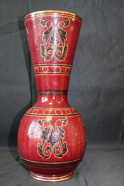 Italian vase 210/30, horn, chipping on base,...