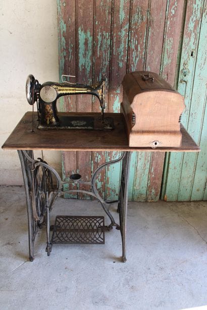 Sewing machine, one pedal, wrought iron,...