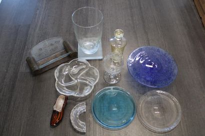 Set of glass dishes/displays, bowls, vases,...