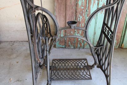 Sewing machine, one pedal, wrought iron,...