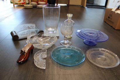 Set of glass dishes/displays, bowls, vases,...