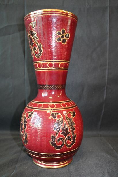 Italian vase 210/30, horn, chipping on base,...