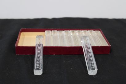 Knife holders (10) in ribbed glass