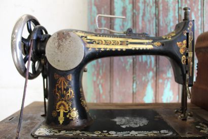 Sewing machine, one pedal, wrought iron,...
