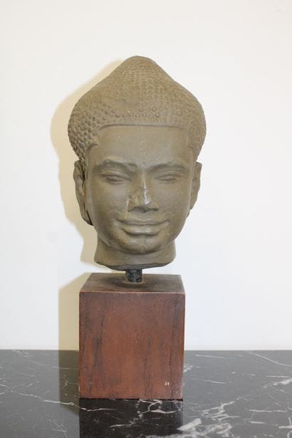 Buddha head in resin on wooden base 29x9...
