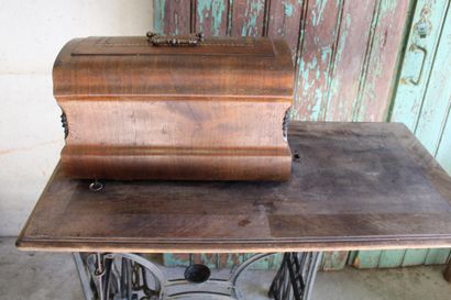 Sewing machine, one pedal, wrought iron,...