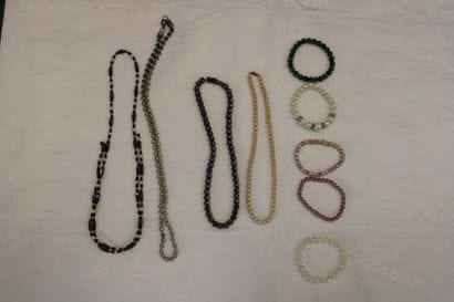 Fancy bracelets (5) pearl shape, two pearl...