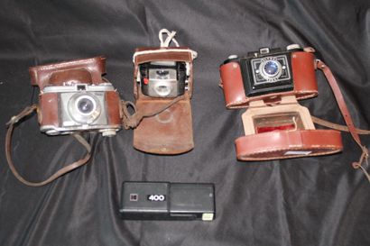 Set including 2 KODAK cameras and flash and...
