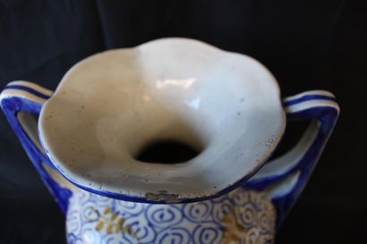 Asian vase with dragon design, blue tone