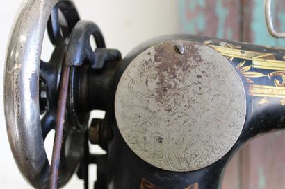 Sewing machine, one pedal, wrought iron,...