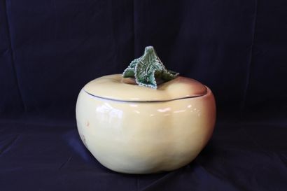Apple-shaped ceramic soup tureen from Po...