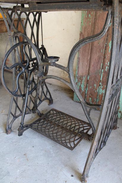 Sewing machine, one pedal, wrought iron,...