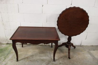Round pedestal table in dark wood, scalloped...