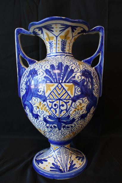 Asian vase with dragon design, blue tone
