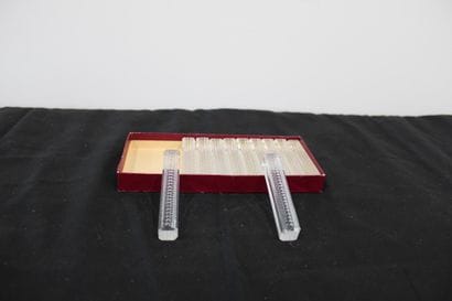 Knife holders (10) in ribbed glass