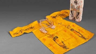 Vêtement d'enfant et amulettes. 

Eléments...